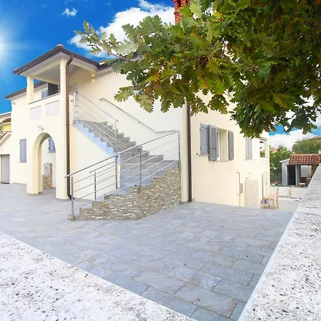 Oliva 2211 Apartman Póla
