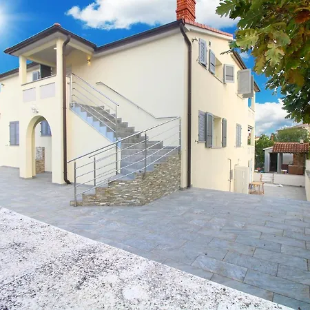 Oliva 2211 Apartman *