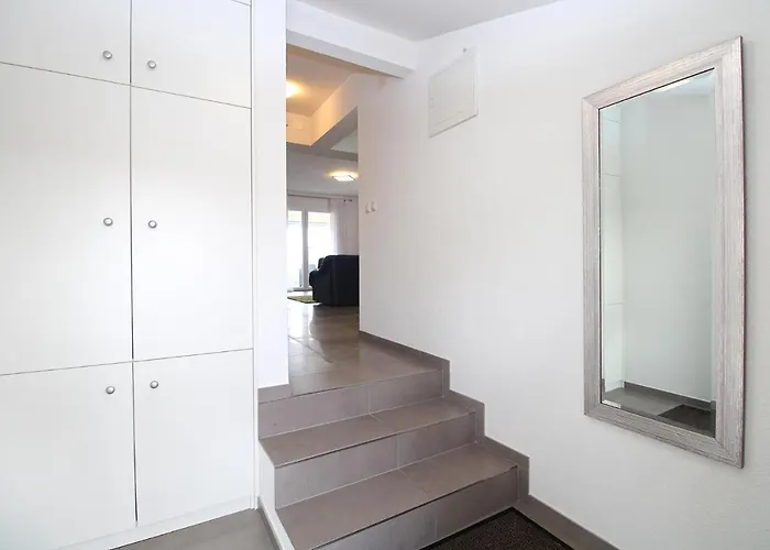 Oliva 2211 아파트 풀라