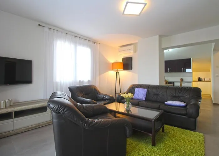 Oliva 2211 아파트 풀라