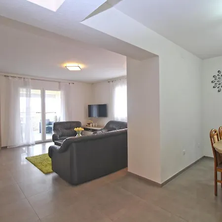 Oliva 2211 Apartman Póla