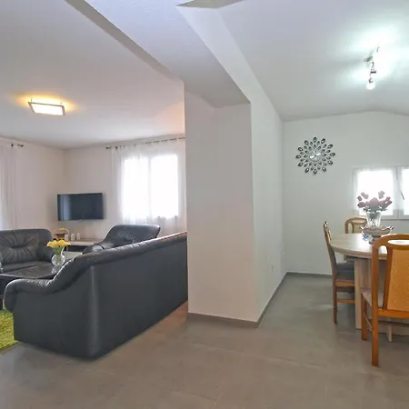 Oliva 2211 Apartman *